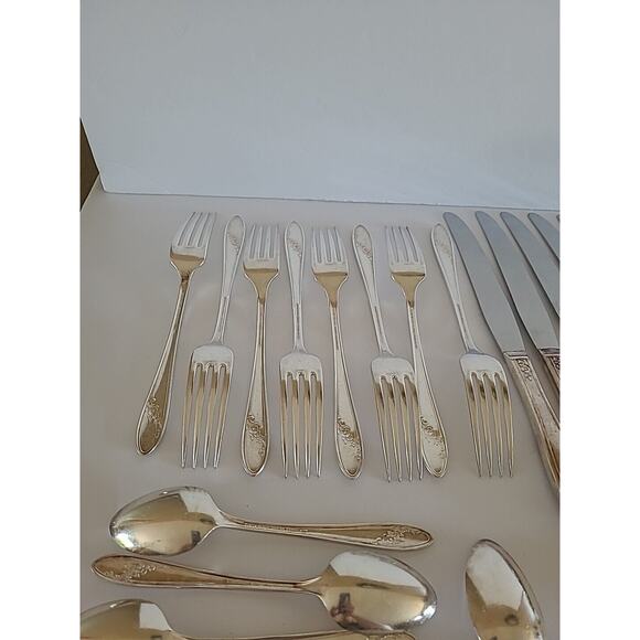 ONEIDA SILVER 34pc -Serves 8 - Queen Bess II Tudor Plated 1946 - Picture 9 of 9